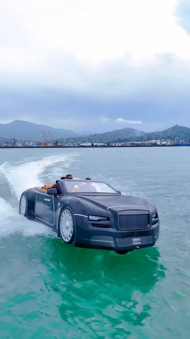 Rolls-Royce Black jet car rental in Batumi - 4 people, photo 3